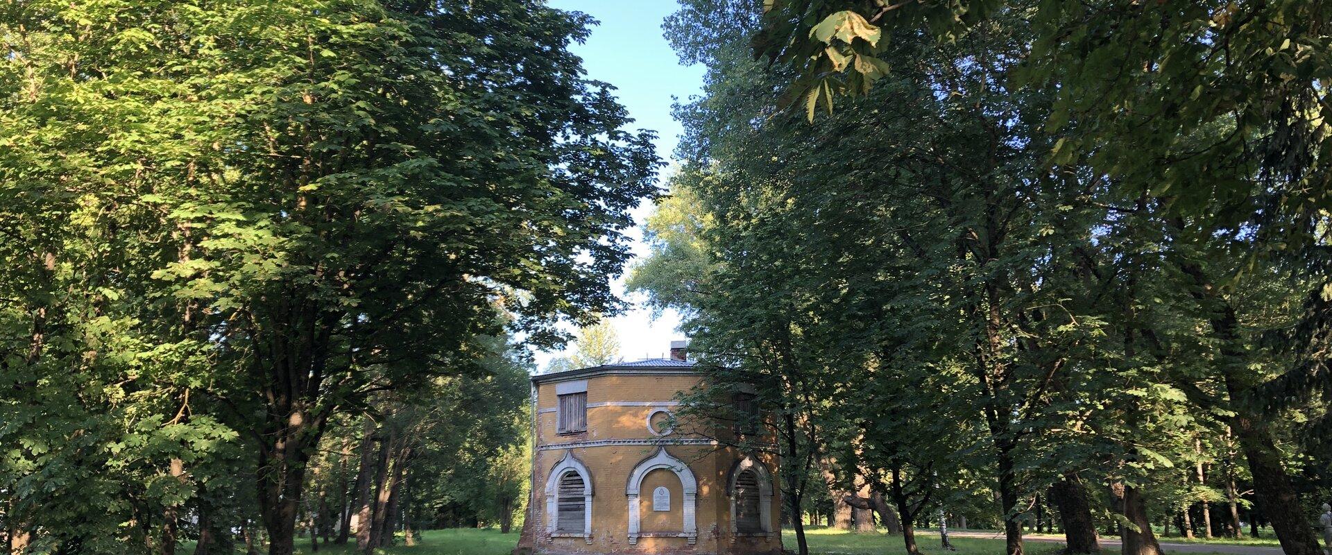 Kirche-Kantine der Militärs, von der nur der Teil der Kirche erhalten ist