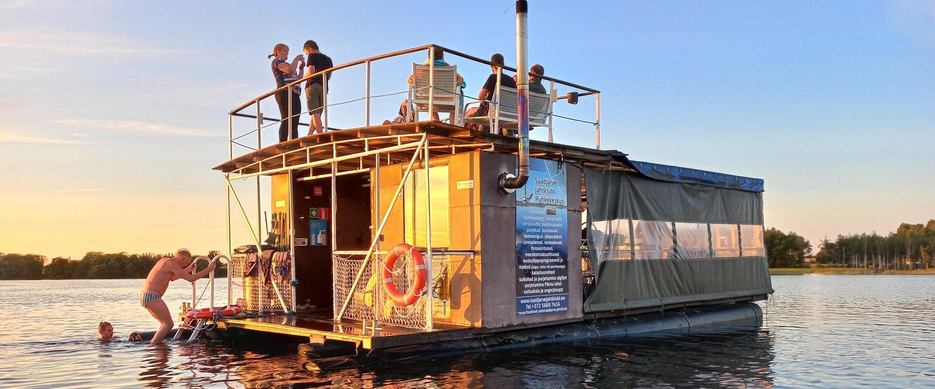 The raft sauna can accommodate up to 30 passengers. There are tables, benches and a toilet on the raft. The sun deck offers a beautiful view of Voorem
