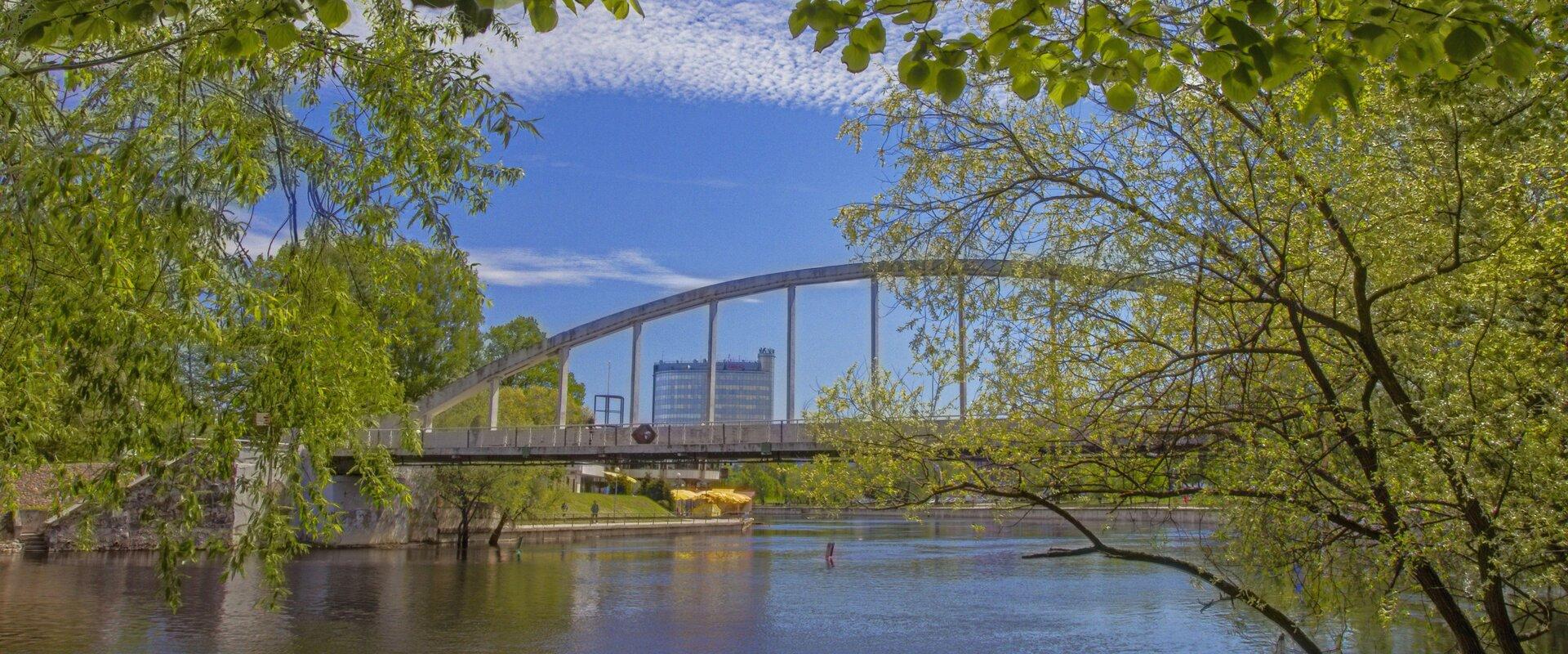 Ülejõe-Promenade und Kaarsild (dt. Bogenbrücke) mitten im Stadtgrün