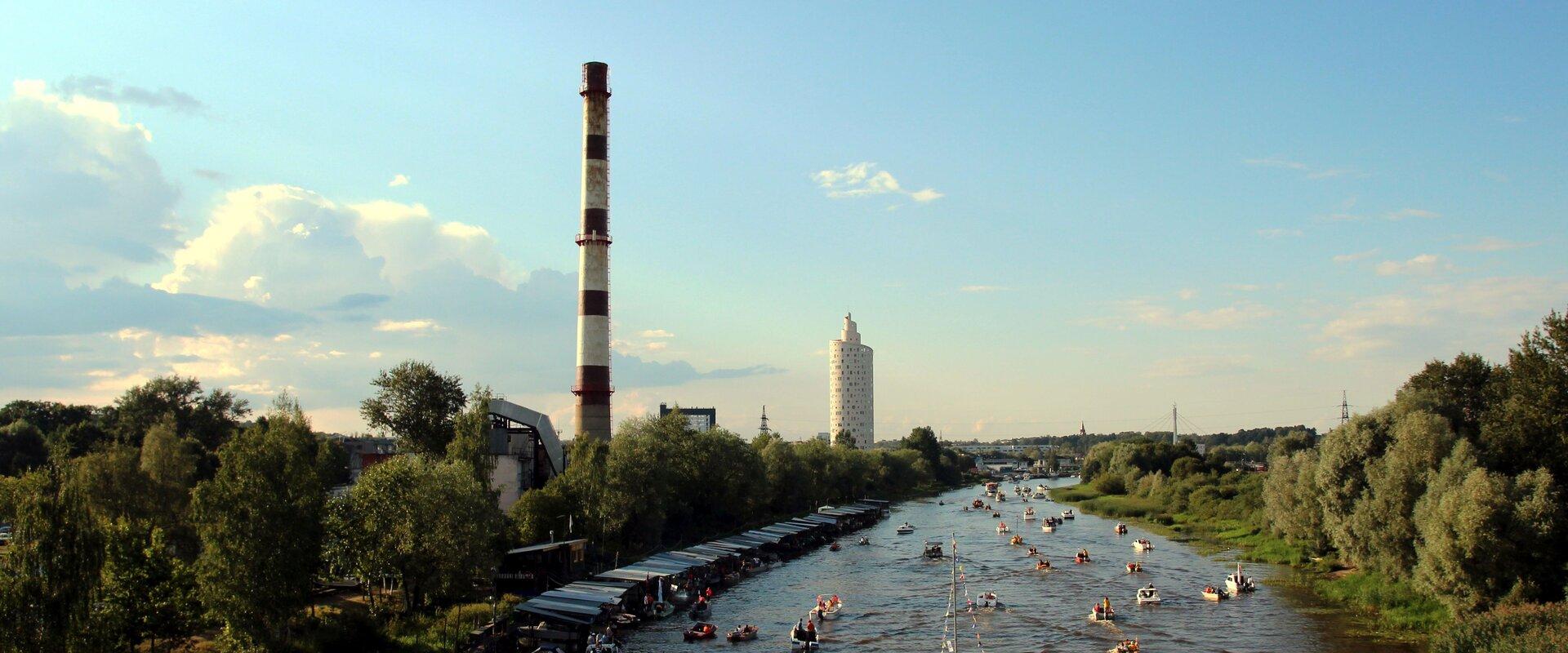 Ülejõe Promenade and vessel traffic on the River Emajõgi