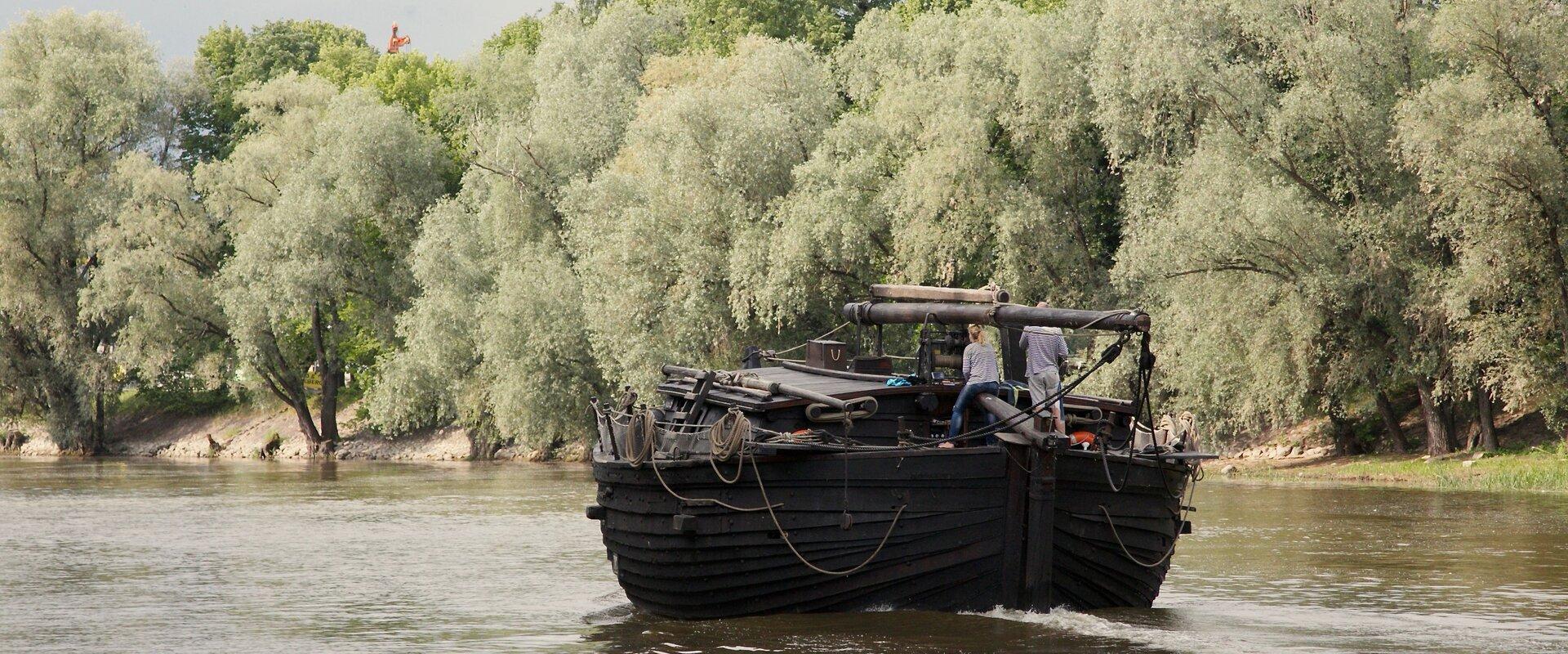 Das auf Emajõgi segelnde historische Lodi-Boot