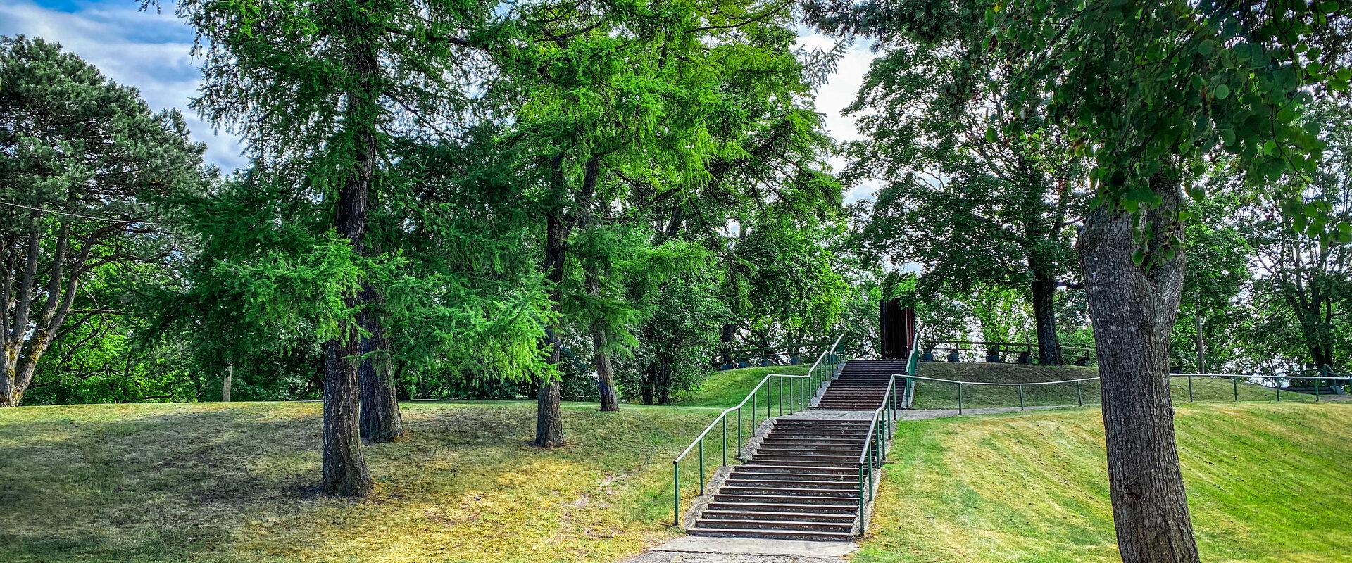 Der Munamäe Park, der zwar nicht groß ist, ist einer der sechs unter Schutz stehenden Parks in Pärnu. Dieser alte Park ist die höchste Stelle der Stad