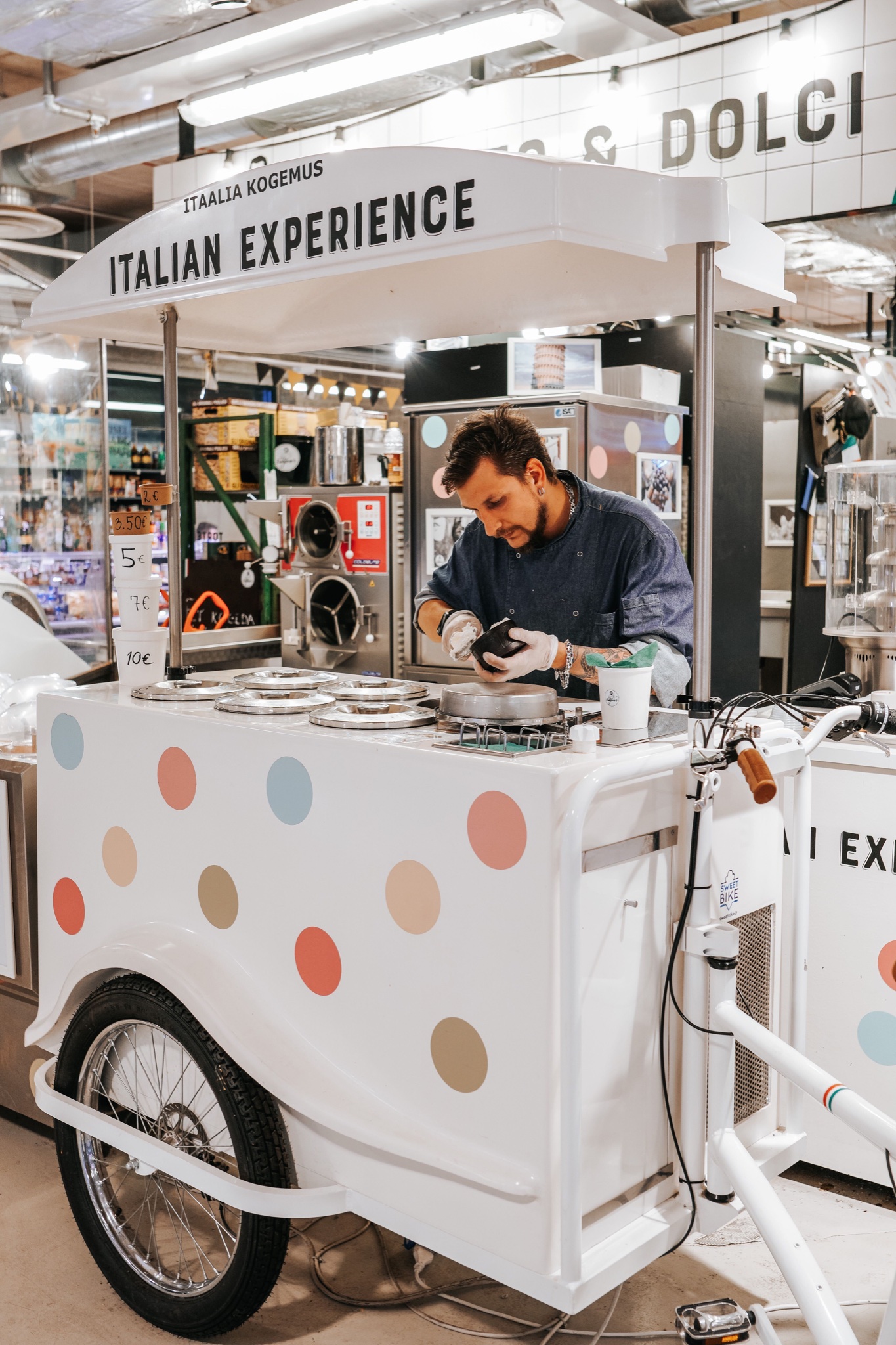 Streetfood-Bereich im Einkaufszentrum Balti Jaama Turg (dt. Markt am Baltischen Bahnhof)