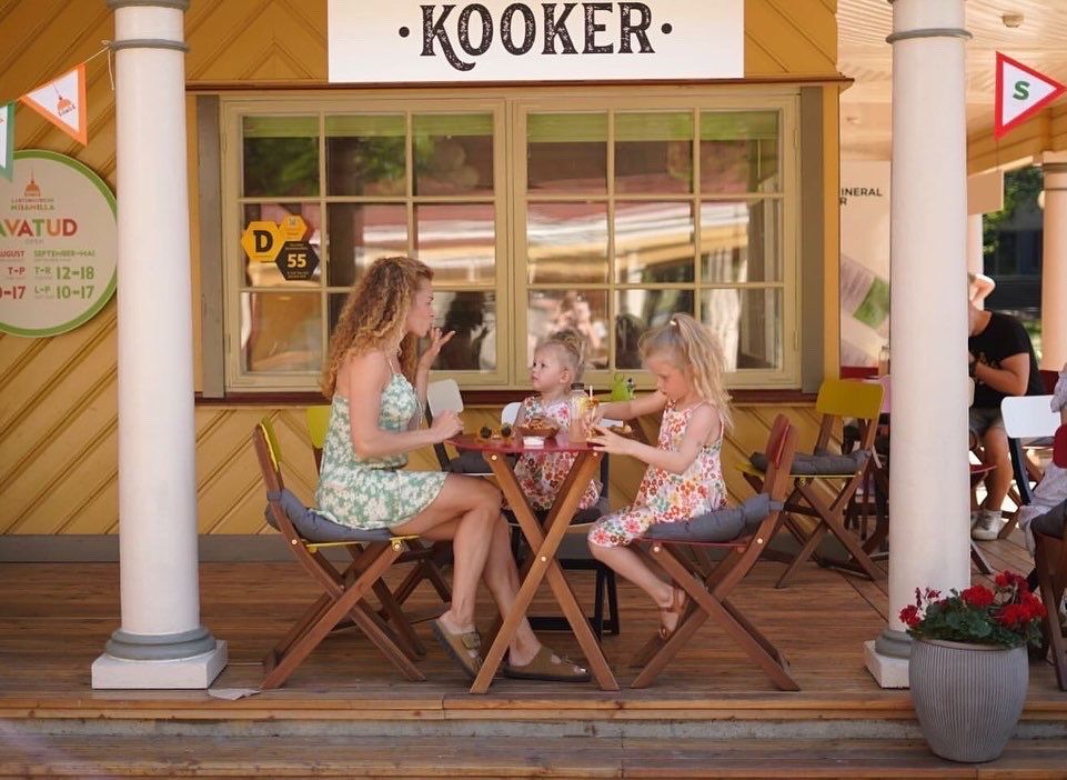 Perekond naudib pannkooke Kookeri Kohvikus Kadriorus