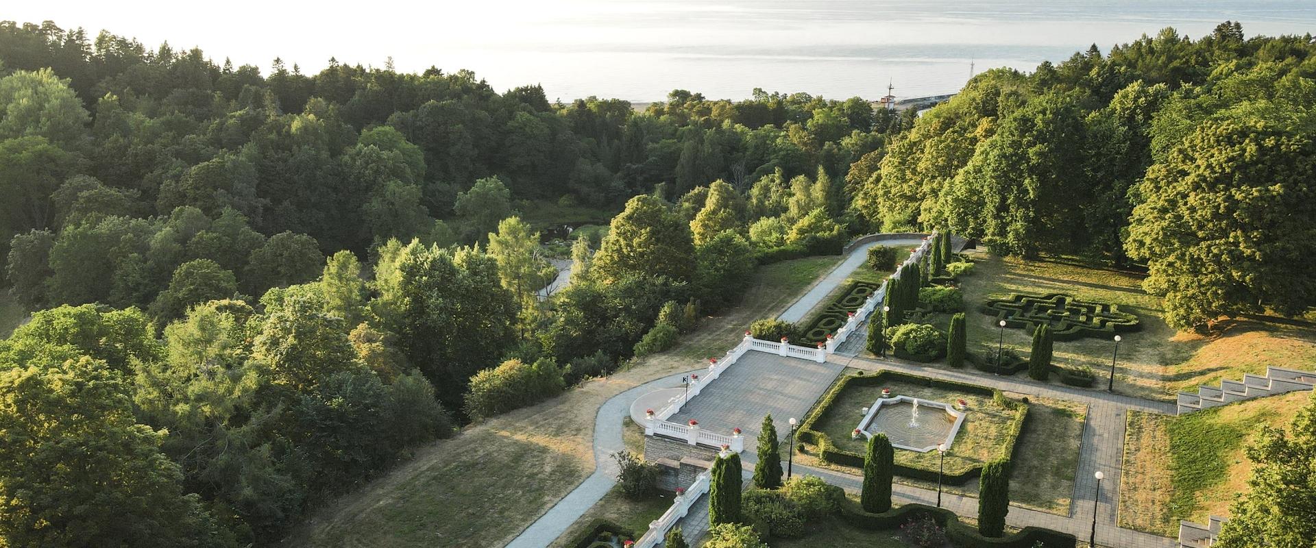 Den Park Oru und das großartige Schloss im schönen Urstromtal Pühajõe hat Grigori Jelissejev, einer der reichsten Handelsmagnaten Russlands im 19. Jah