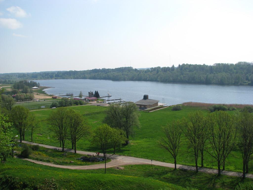 Hiking trail around Lake Viljandi
