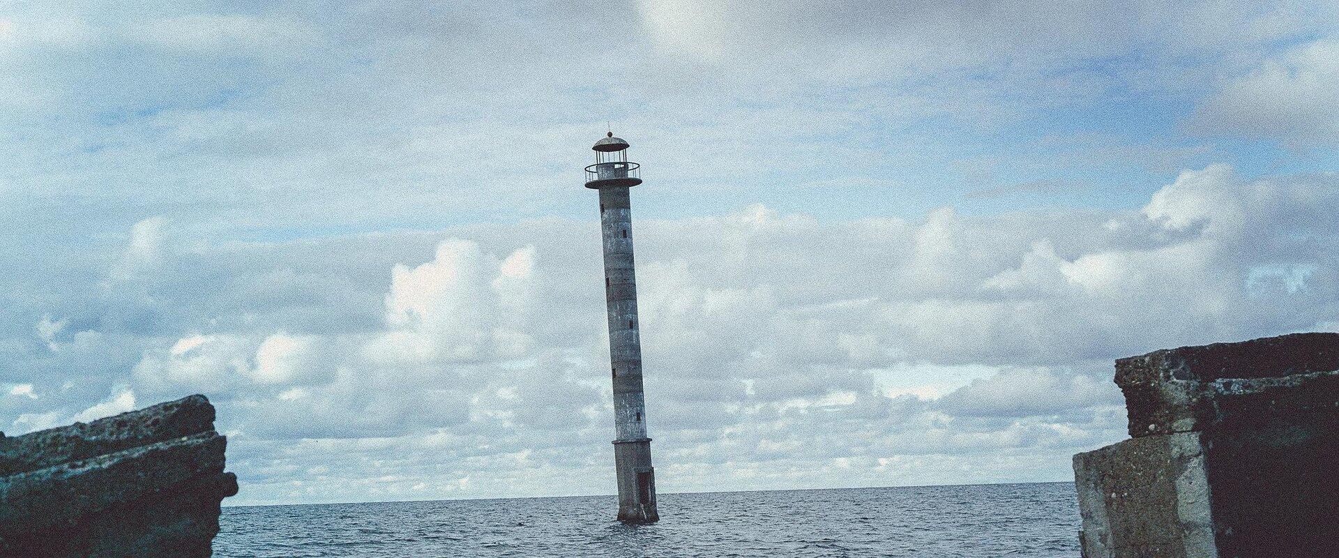 Kiipsaare tuletorn valmis 1933. aastal ja see on 26 meetri kõrgune. Algselt ehitati torn ligikaudu 100 meetri kaugusele rannast, kuid tänapäeval paikn