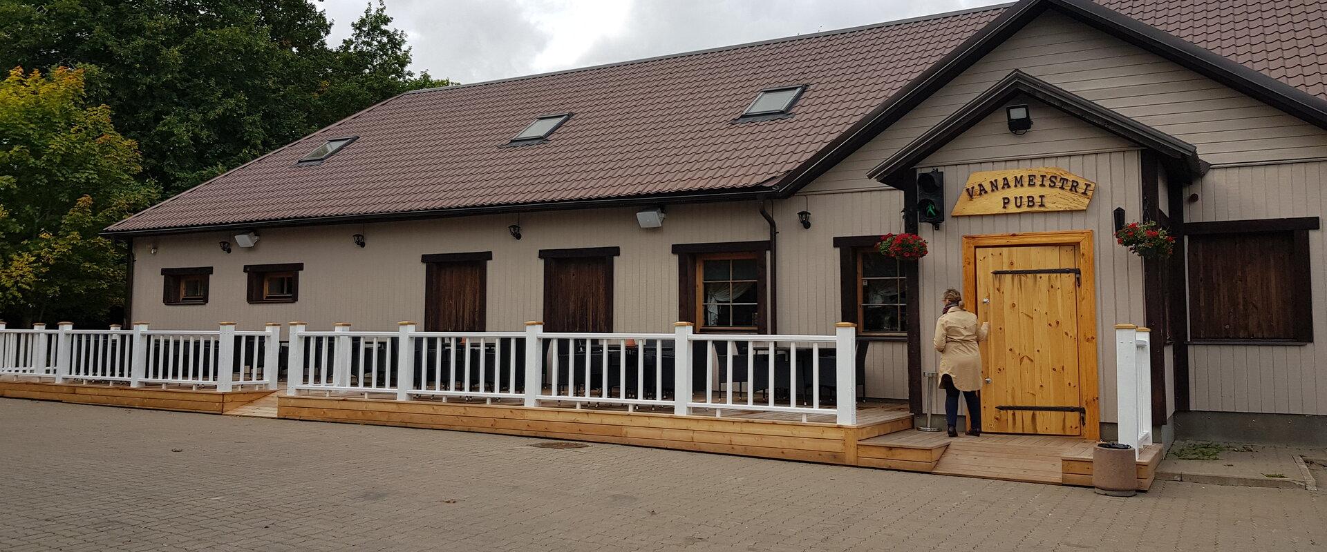 Vanameistri Pubi (dt. Altmeister-Pub) in Jõhvi - Außenansicht und Terrasse