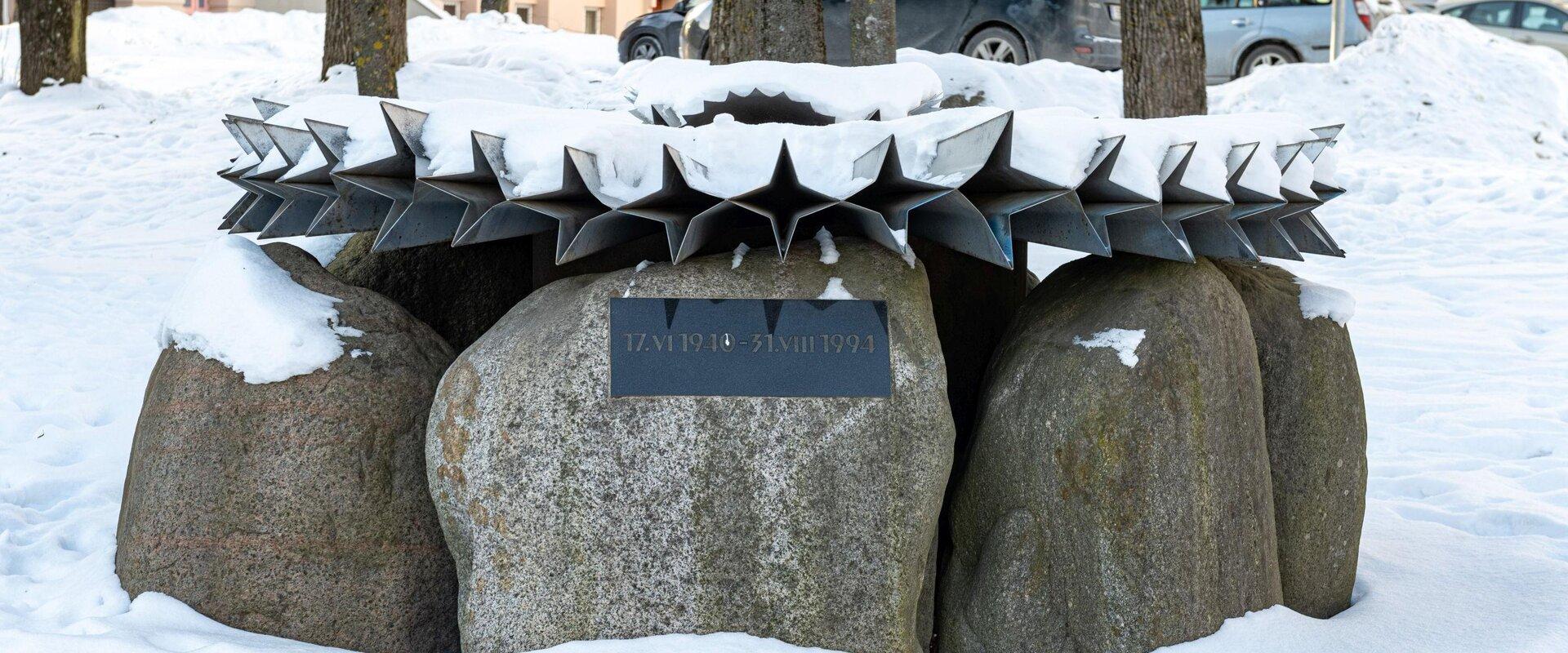 Die Kornblume (auch die Abgebrochene Kornblume) ist ein Denkmal für die Opfer des Kommunismus, da 1990 errichtet wurde. Autor ist P. Saar. Auf Granitf