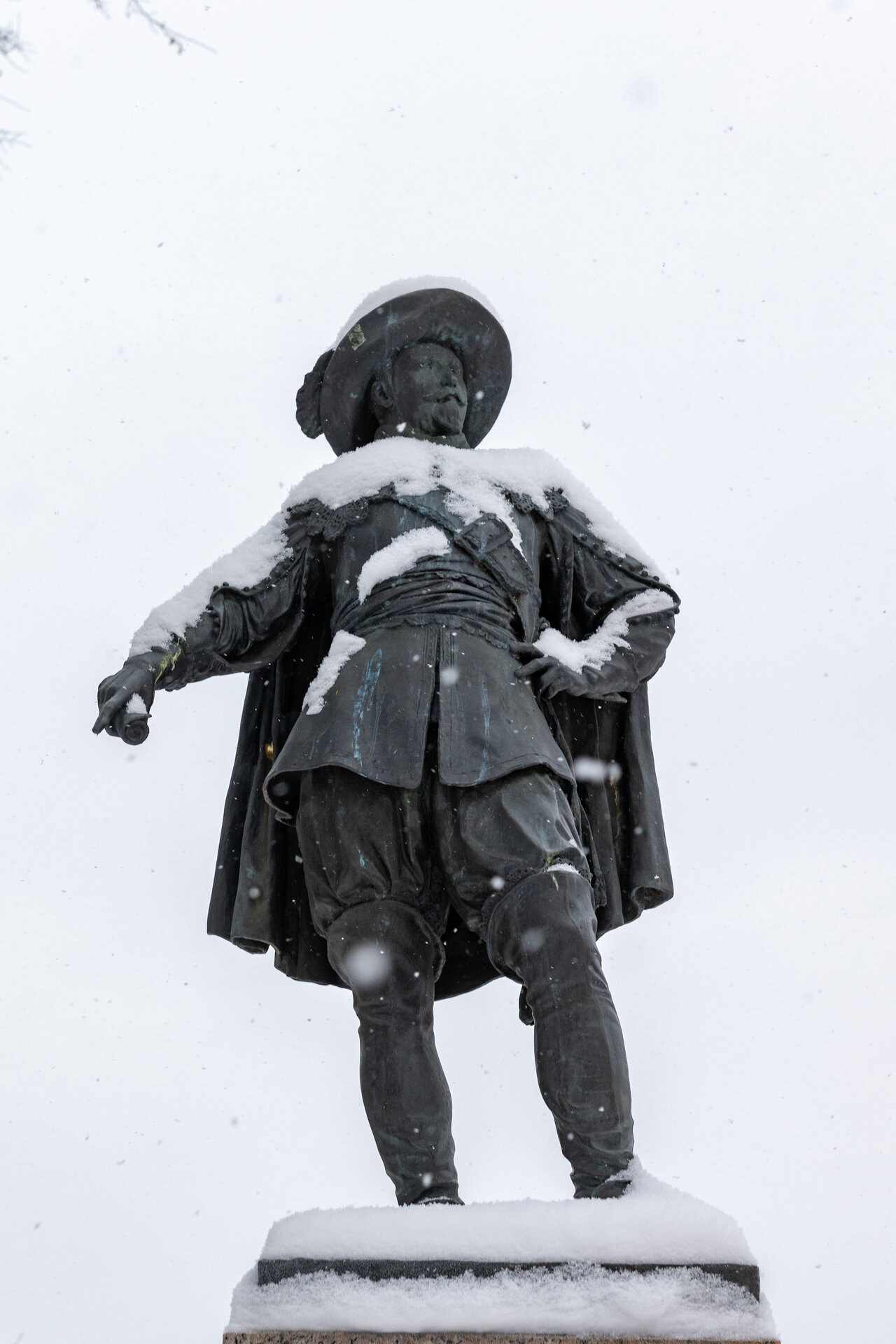 Denkmal für Gustav II. Adolf auf dem Königsplatz hinter dem Hauptgebäude der Universität Tartu