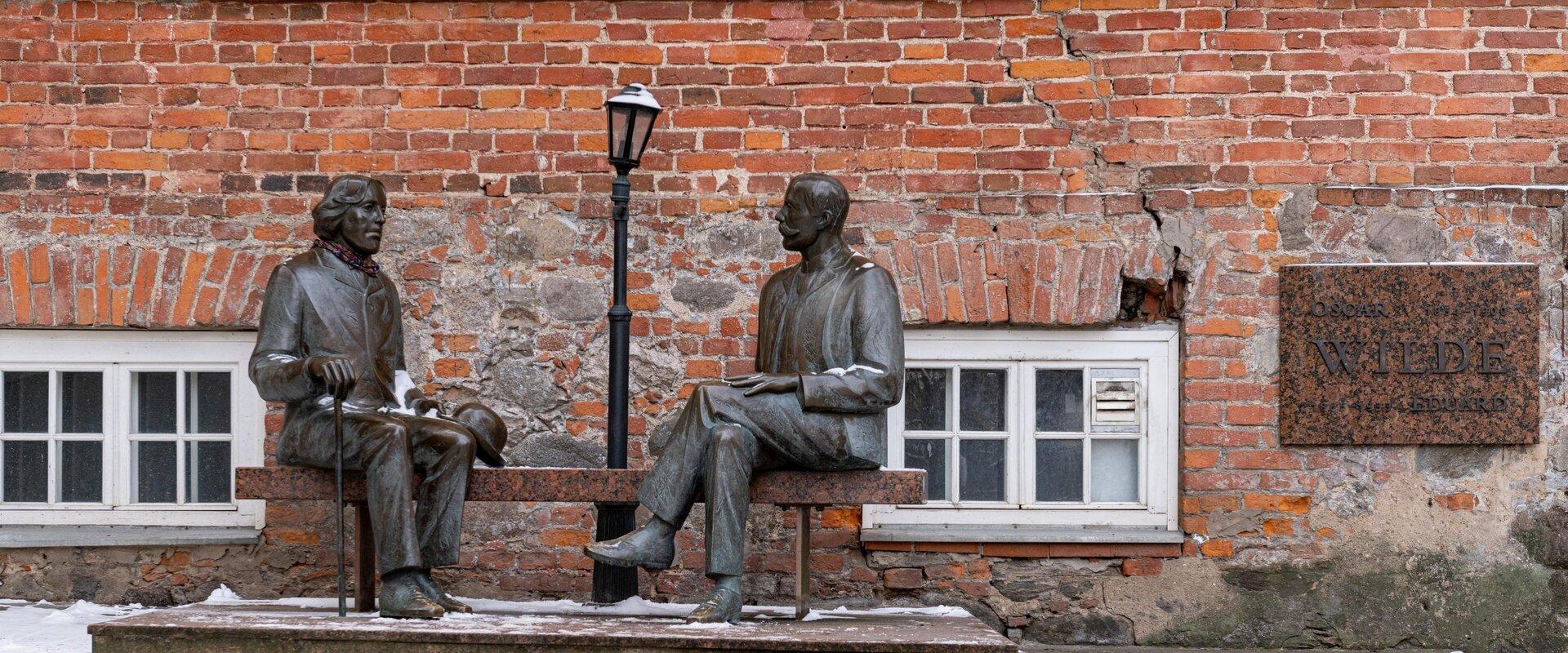 Skulptūra Oskars Vailds un Eduards Vilde