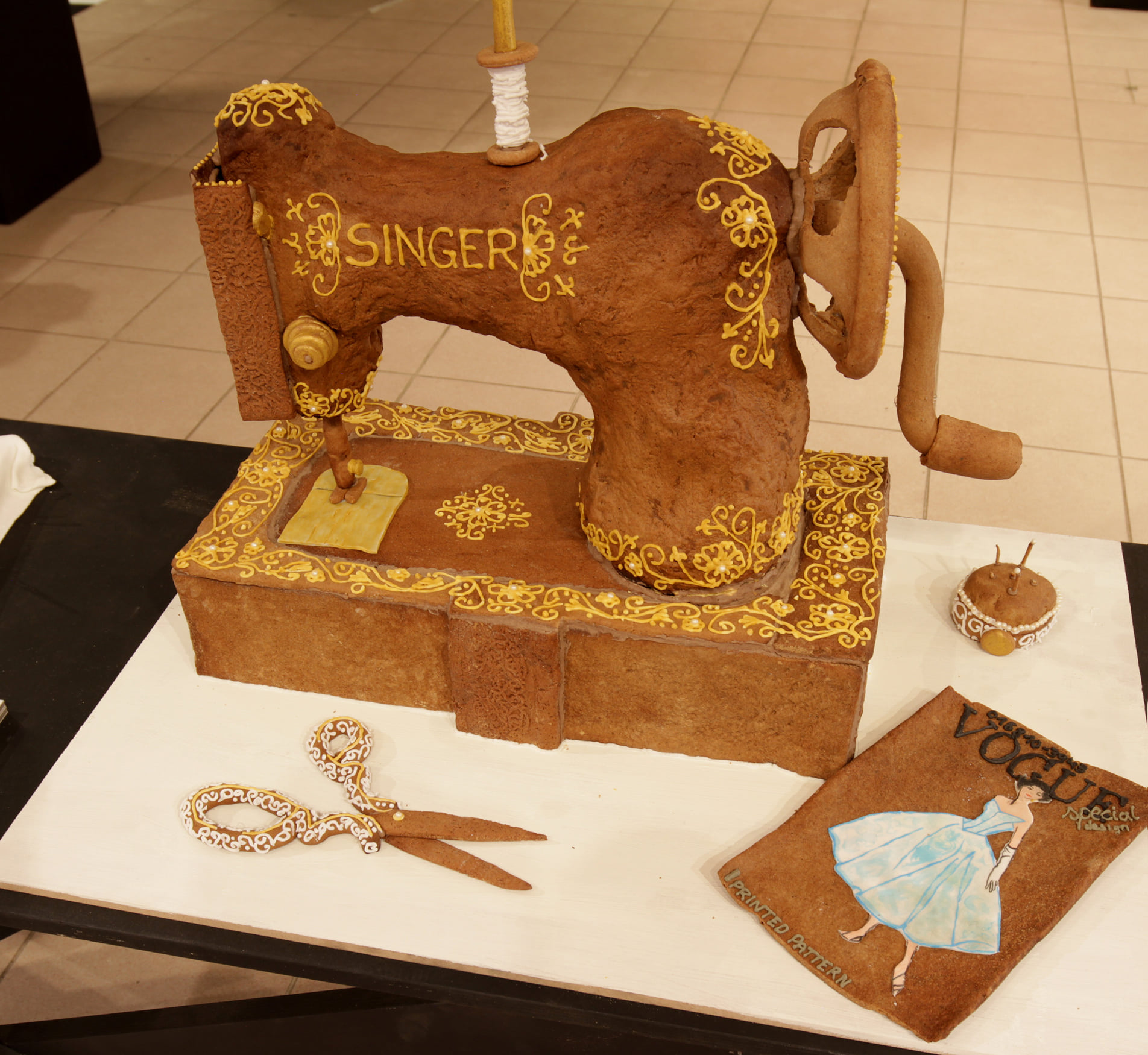 Exhibition "Gingerbread Mania", gingerbread sewing machine