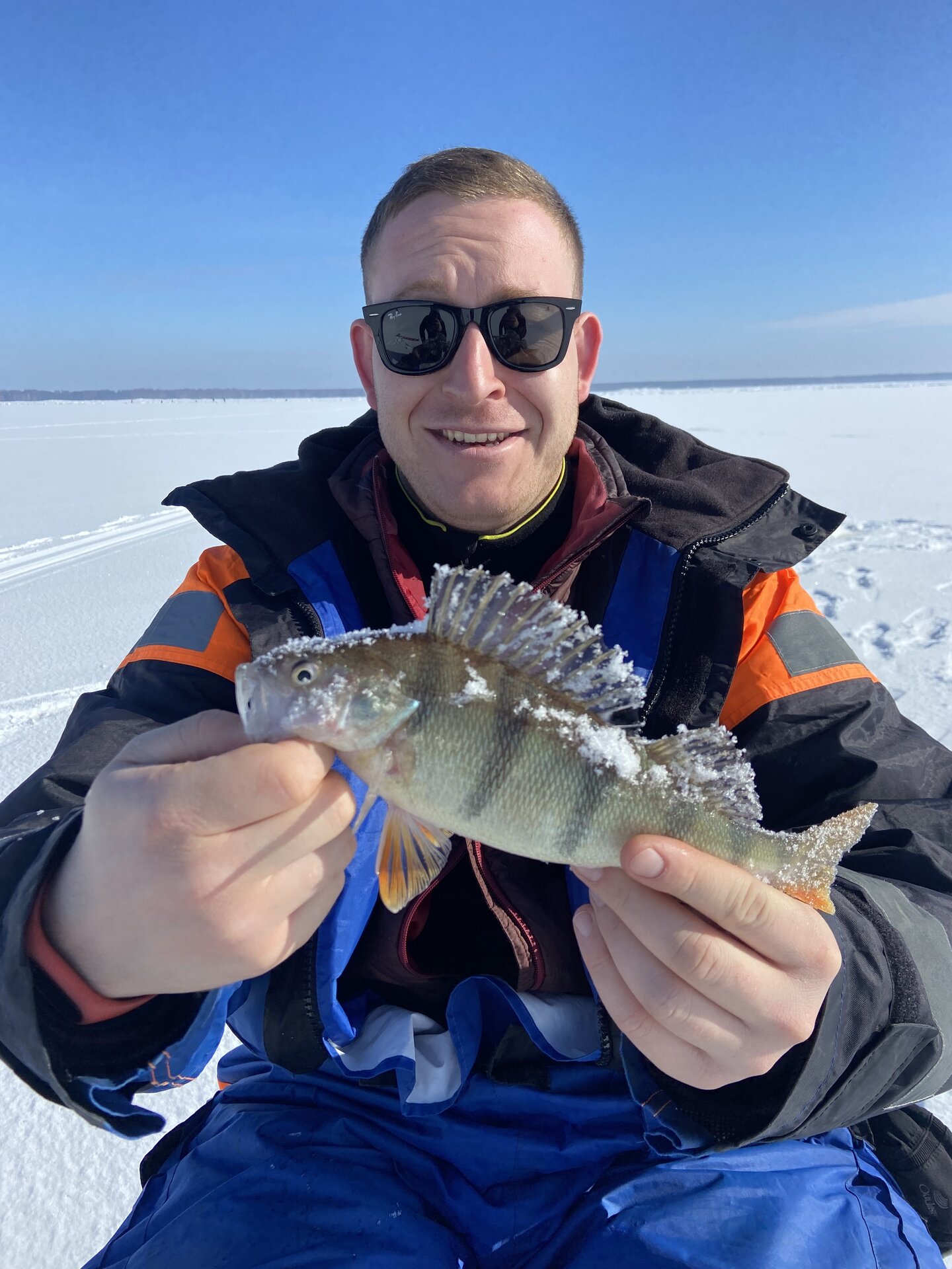 Rõõmus kalastaja Pärnu jäisel lahel