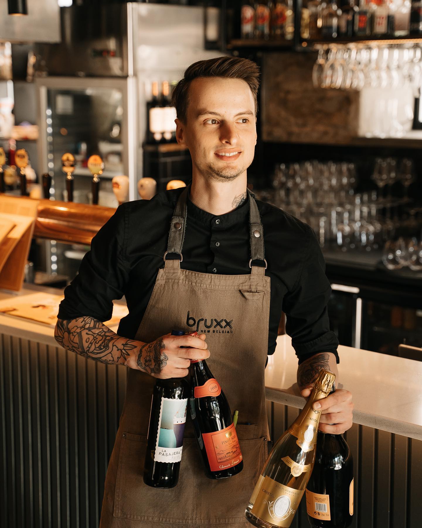 Restaurant Bruxx - New Belgian, a waiter holding drinks