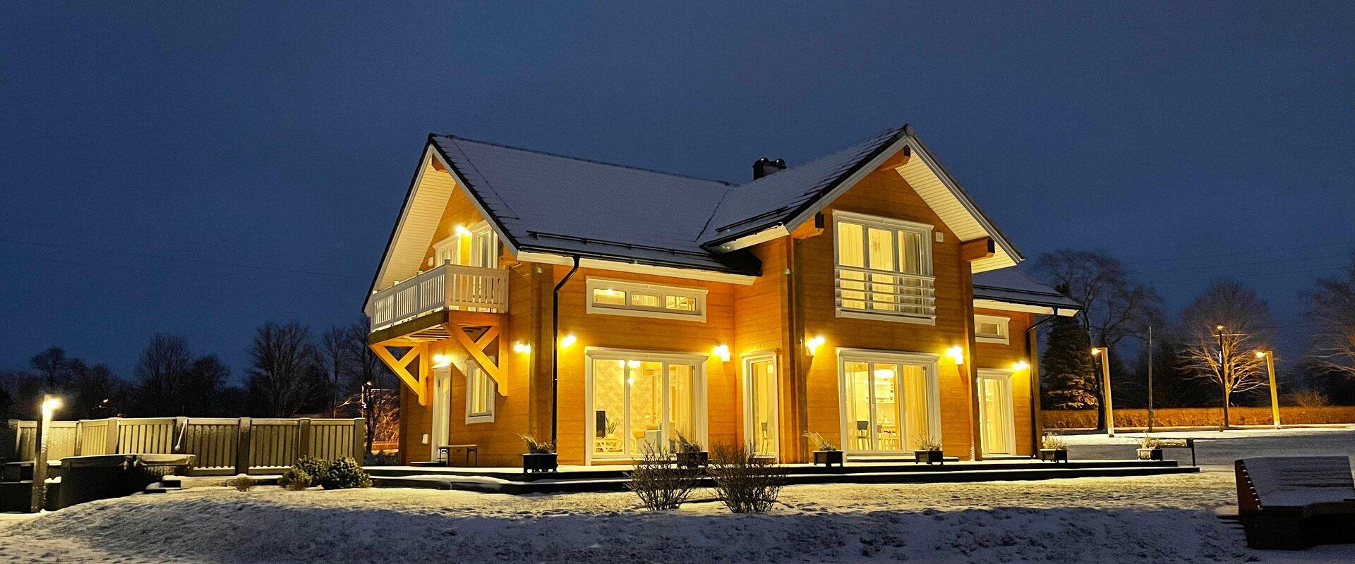 Karukella Holiday house, view of the house from outside at dusk in winter