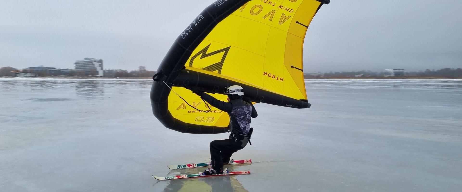 Wenn Sie Interesse an einer innovativen Sportart haben, bieten wir Ihnen Wingsurf-Training und später Ausrüstungsverleih an. Wingsurfen ist eine Aktiv