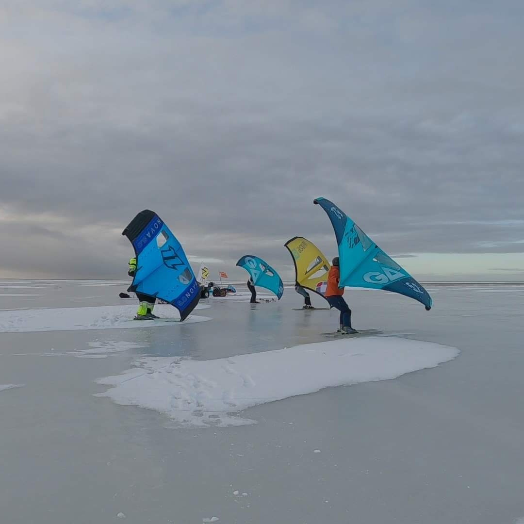 Wingsurf training at Pärnu beach with a group