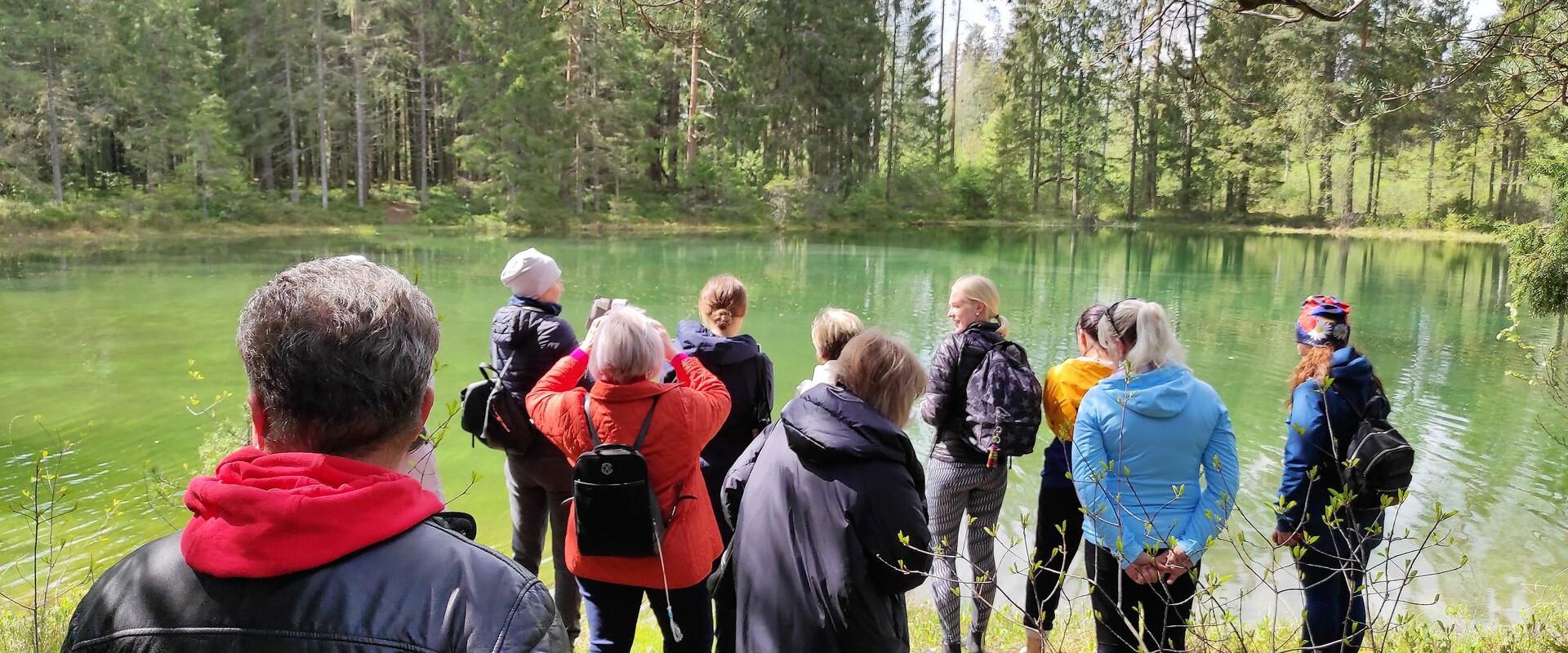Puhta vee teemapark retk "Hakkamasaaja looduses" koos loodusgiidiga, matkagrupp järve ääres