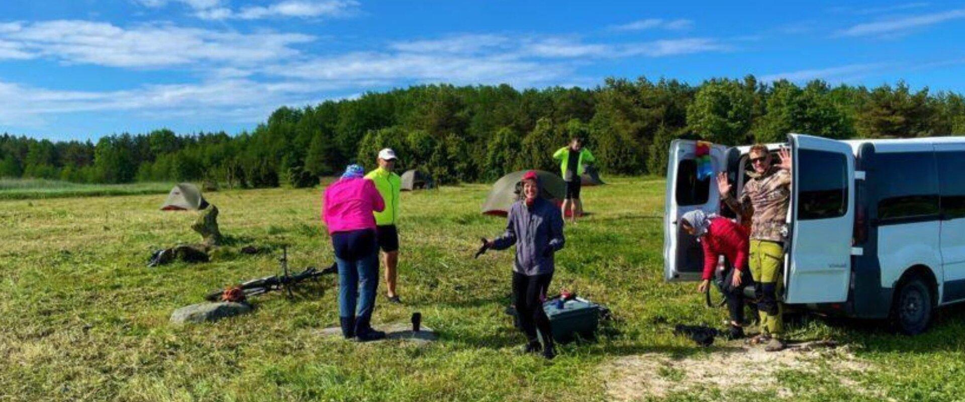 The support vehicle follows the journey and transports your equipment