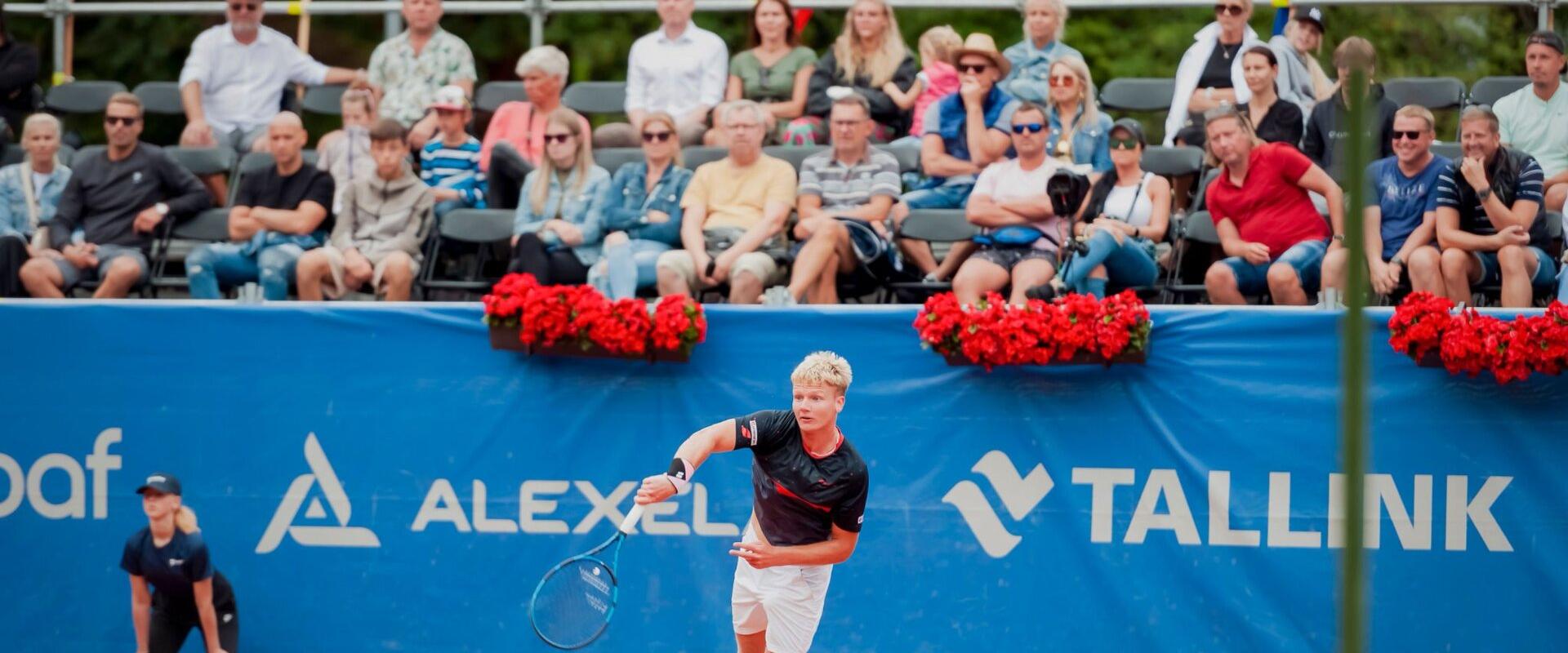 Tennisklubin neljä savihiekkakenttää ja yksi asfalttikenttä sijaitsevat Pärnun historiallisessa keskustassa. Kentät on suojattu tuulelta puistoilla ja