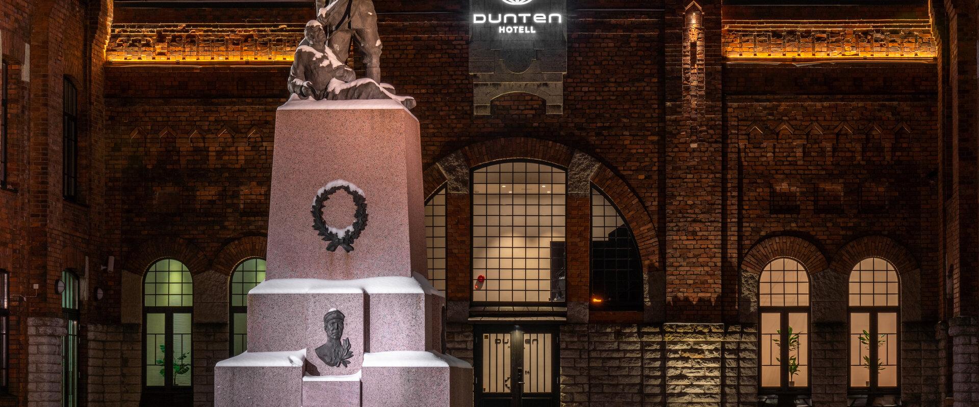 Dunten Hotel, āra fasāde kopā ar monumentu