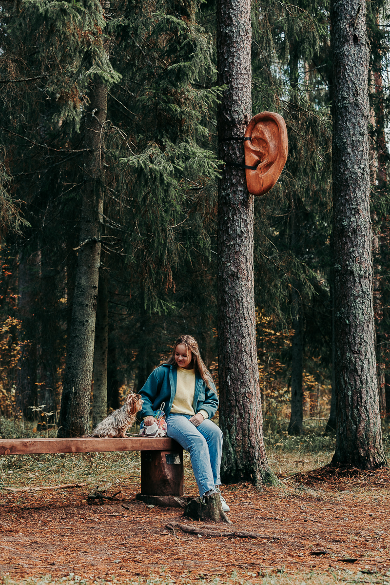 Pildil on naine, kes on koeraga piknikul Väikesel Väerajal