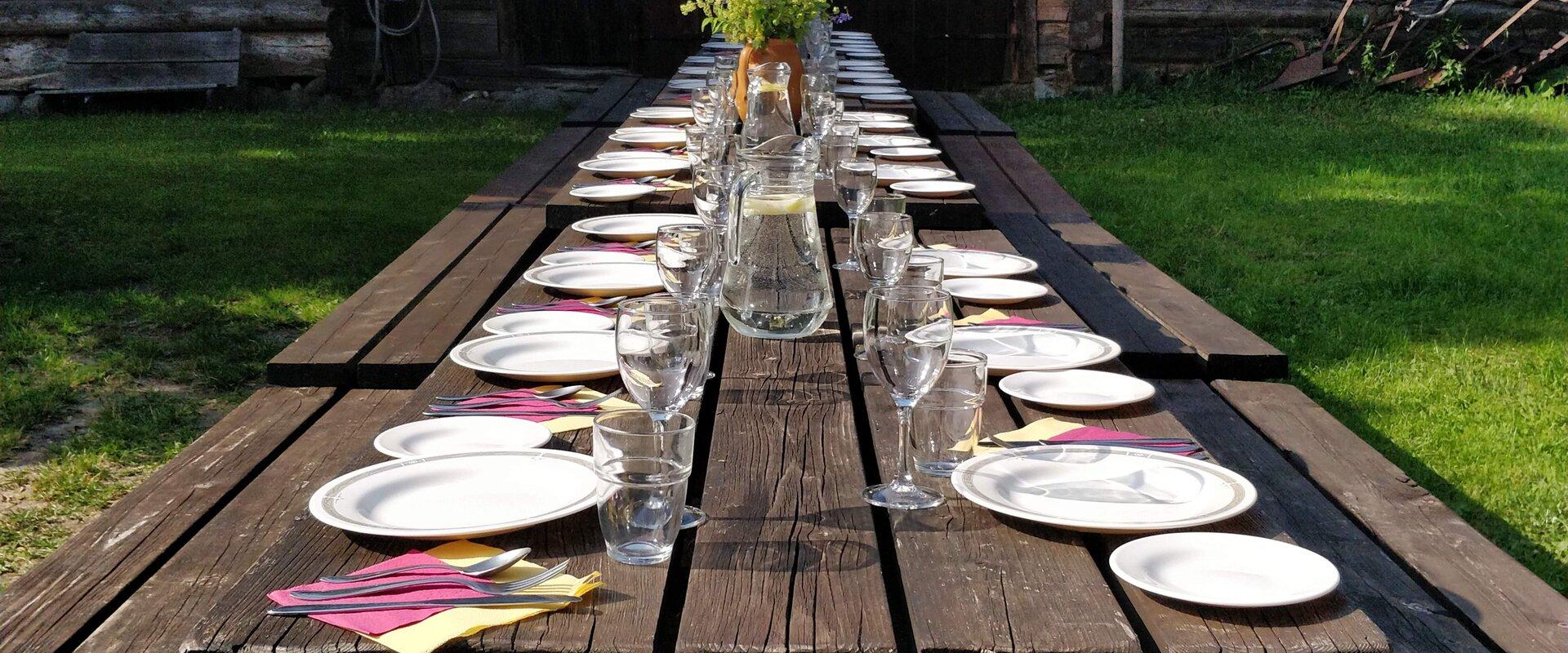 Ein gedeckter Tisch im Garten des Landhofs Liise Talu