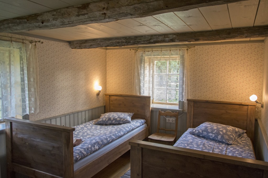 Zwei Betten im Speicher des Landhofs Liise Talu