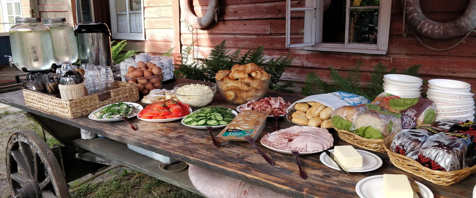 Ein gedeckter Frühstückstisch im Garten des Landhofs Liise Talu