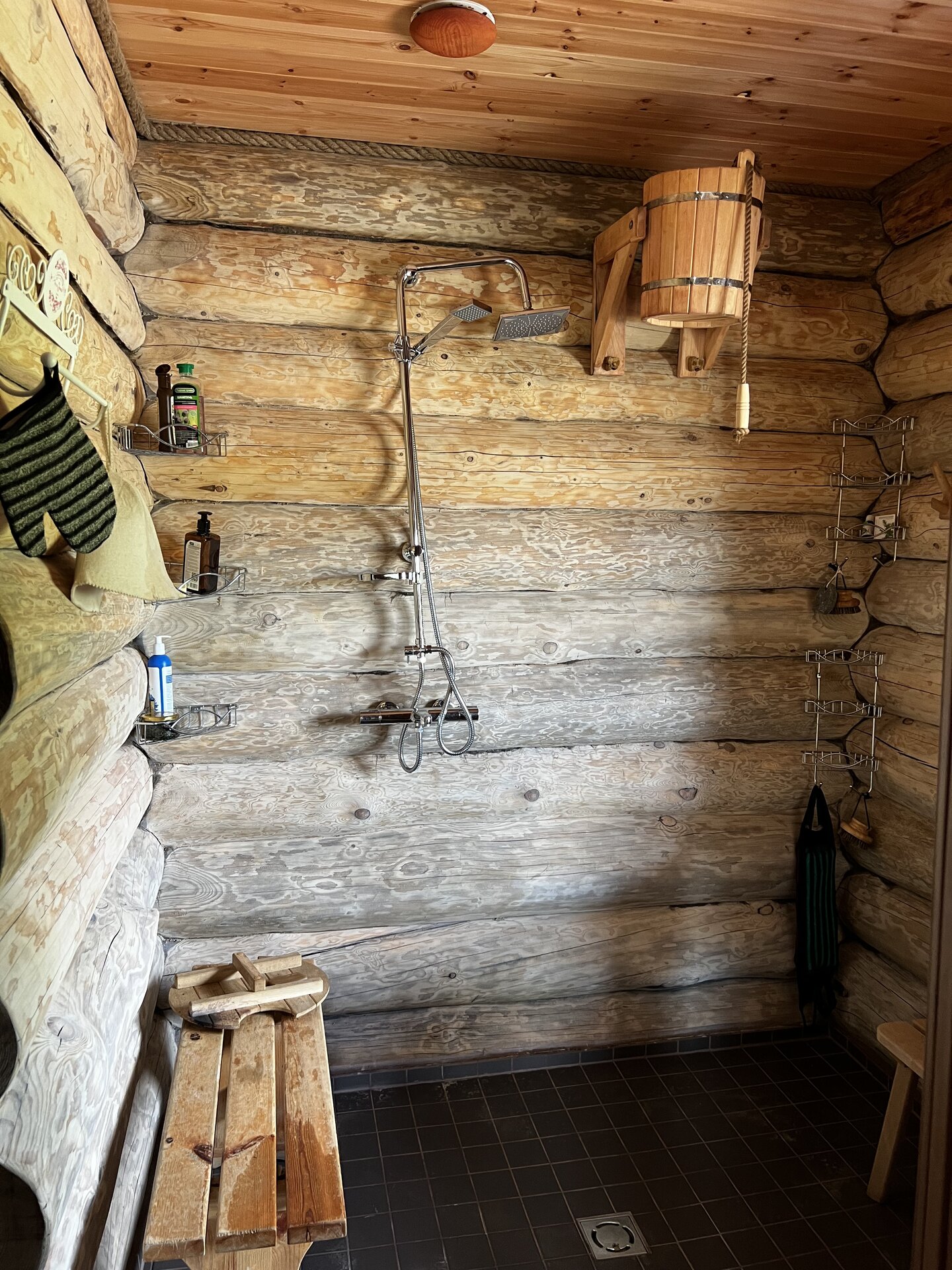 Metsakuurortin venäläisen saunan suihkuhuone