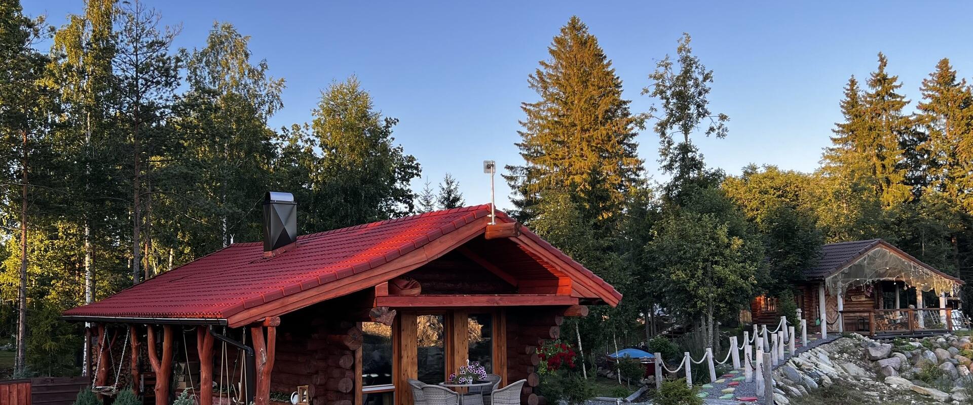 Metsakuurortin venäläinen sauna ja sen iso terassi