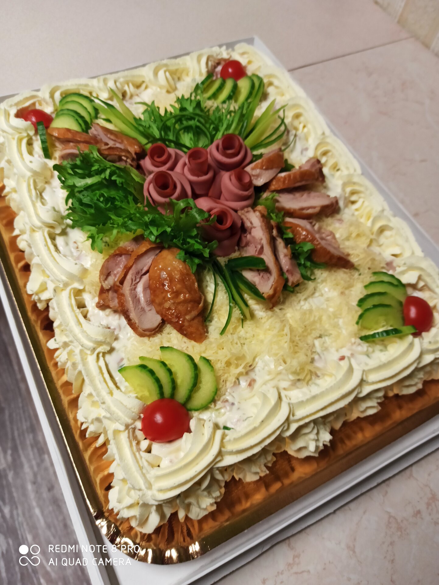 Mäe-Kodan voileipäkakku, jossa savustettua kanaa, koristeina kurkkuviipaleita, raejuustoa, frillice-salaattia ja kinkkuruusuja