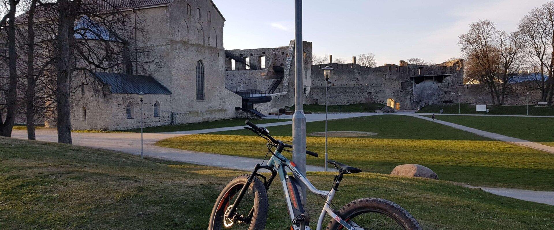 E-Bike Estonia elektriskā velosipēdu ekskursija Hāpsalas pils pagalmā