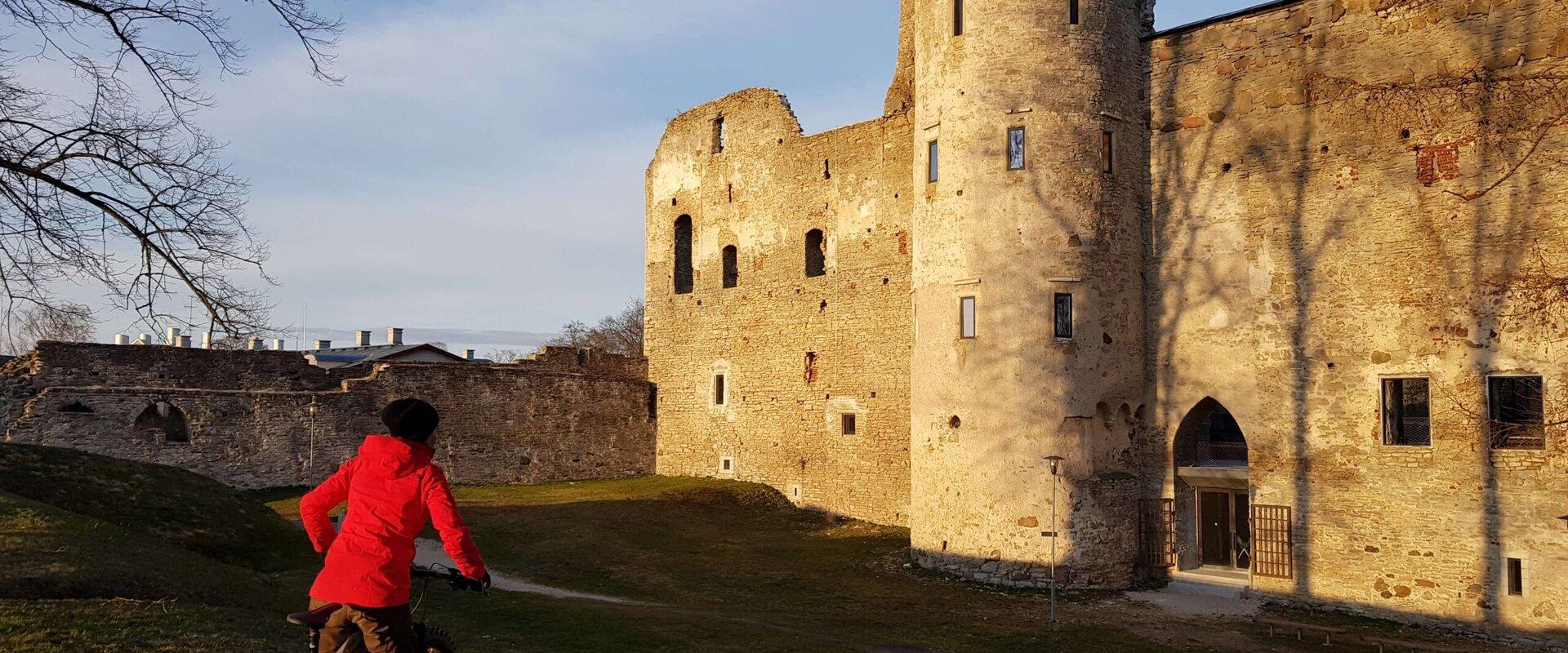 E-Bike Estonia elektriskā velosipēda tūre, skats uz cietoksni