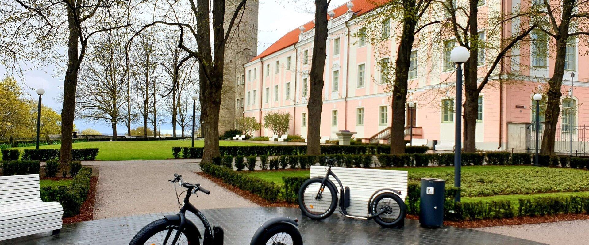 E-Bike City Tour on electric bikes (Old Town, Kadriorg Park, Pirita)