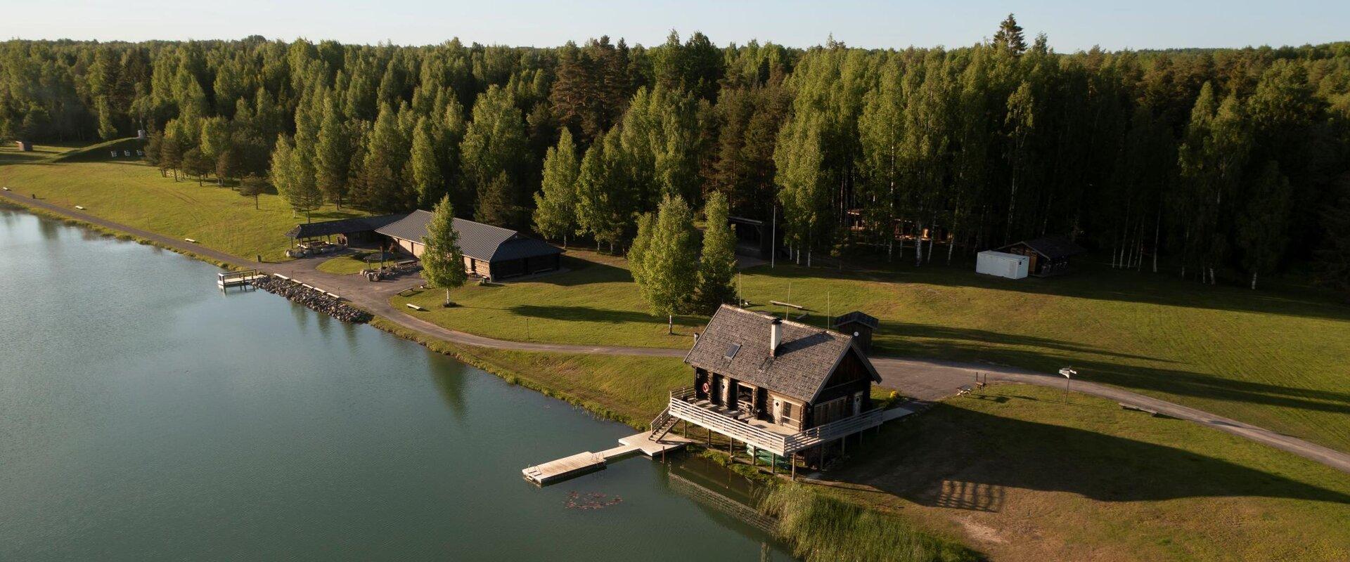 Pirts māja ezera krastā