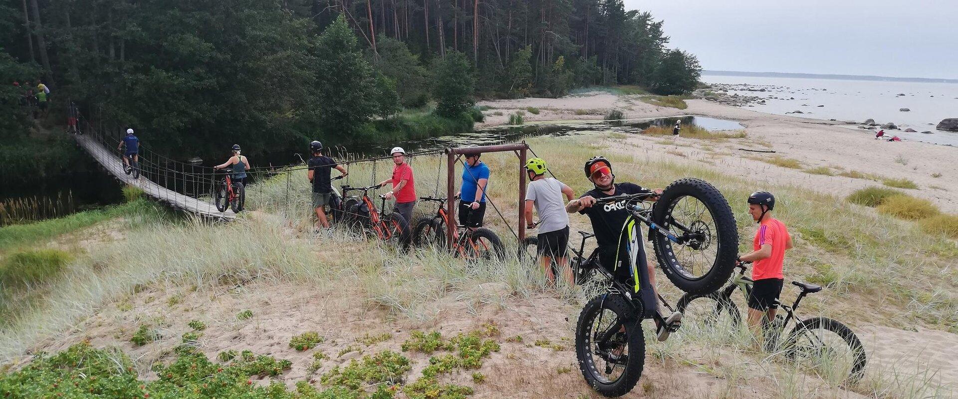 We rent electric fatbikes and organise exciting adventures with them. The advantage of a Fatbike is, above all, the ability to traverse difficult, com
