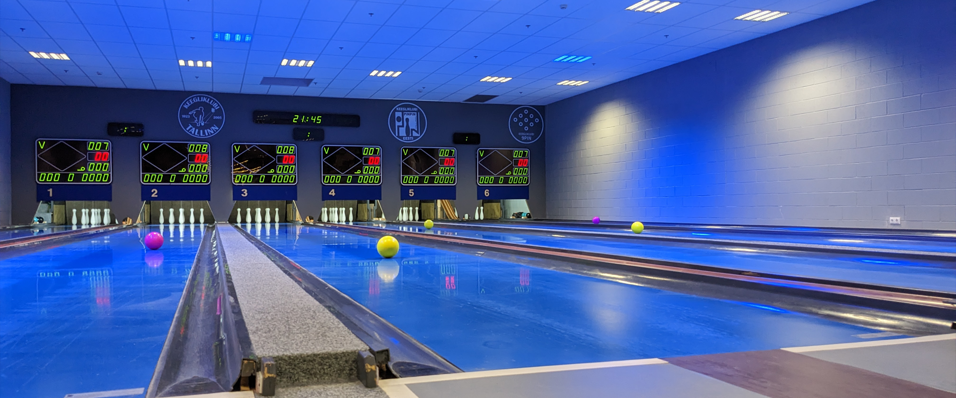 Nine-pin bowling lanes
