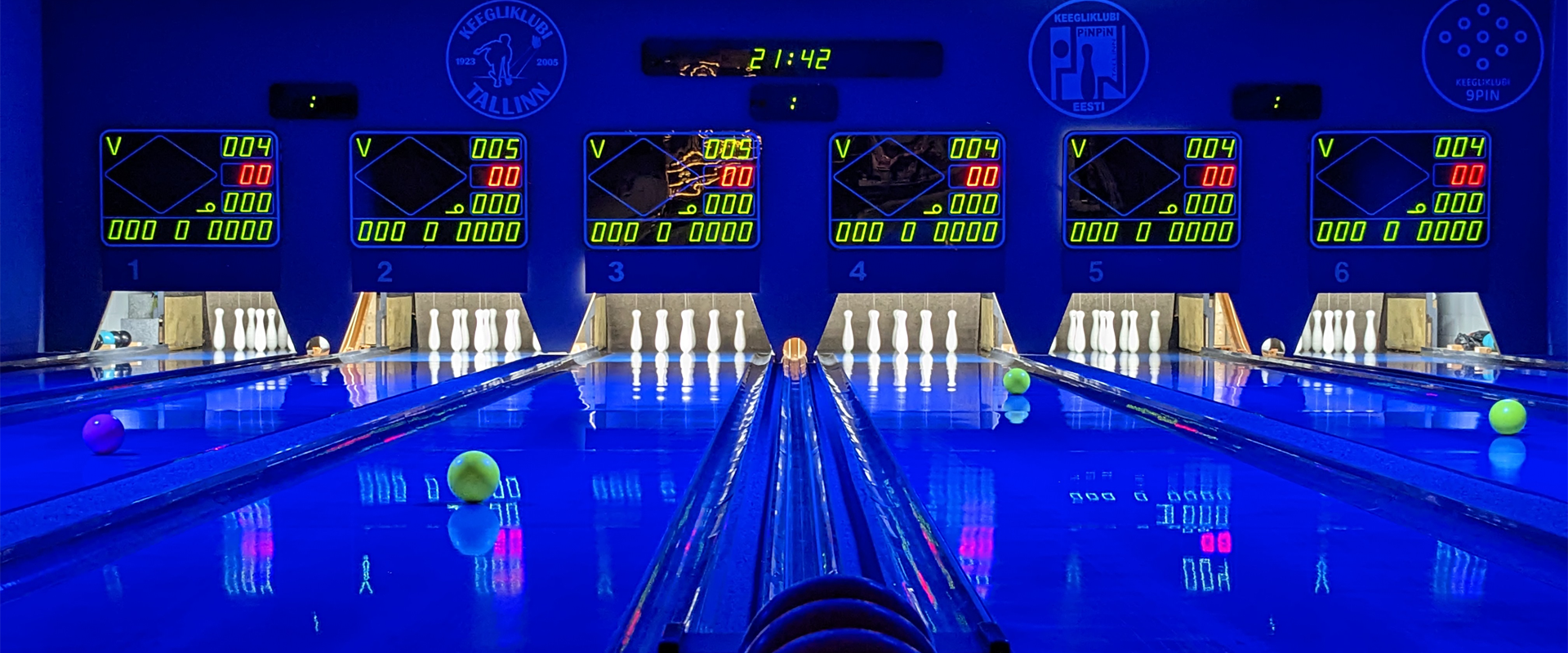 Nine-pin bowling at night