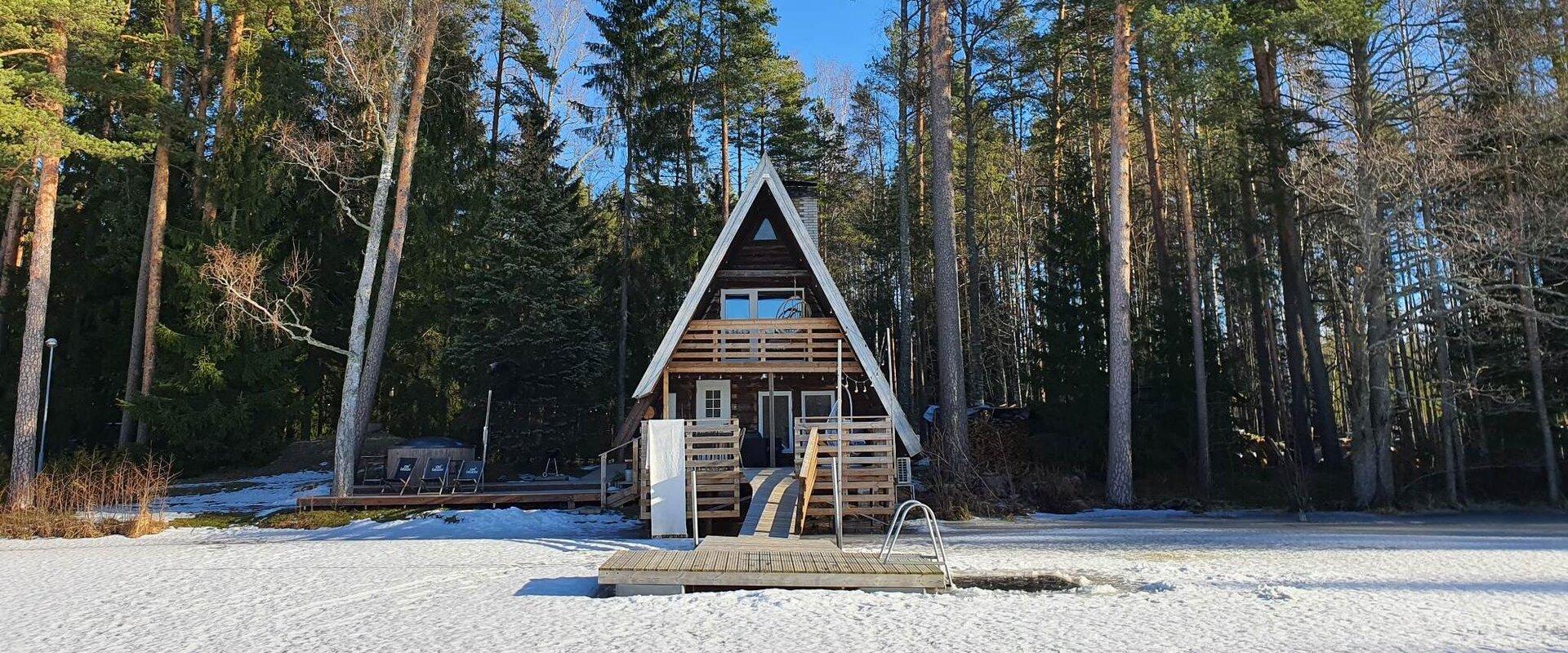 Saarjärve Puhkemaja saunamaja talvel