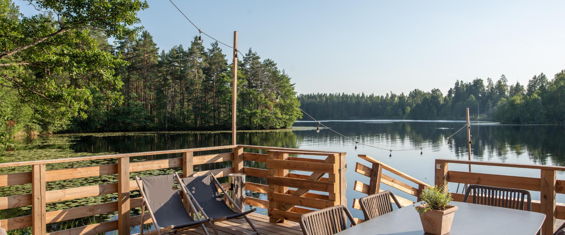 Järvevaatega terrassilt saab otse järve ujuma minna