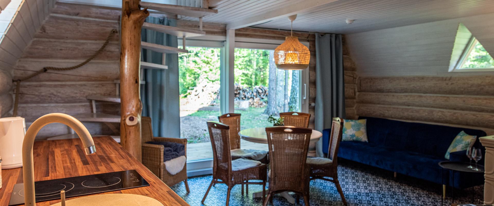 Saarjärve saunamaja söögilaud ja puhkenurk