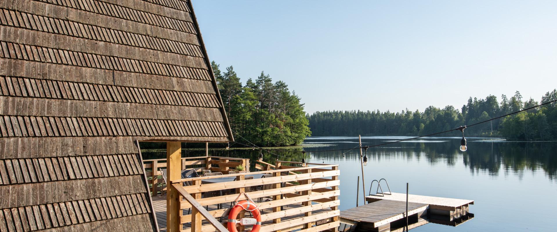 Saarjärve saunamaja järveäärne saukoht