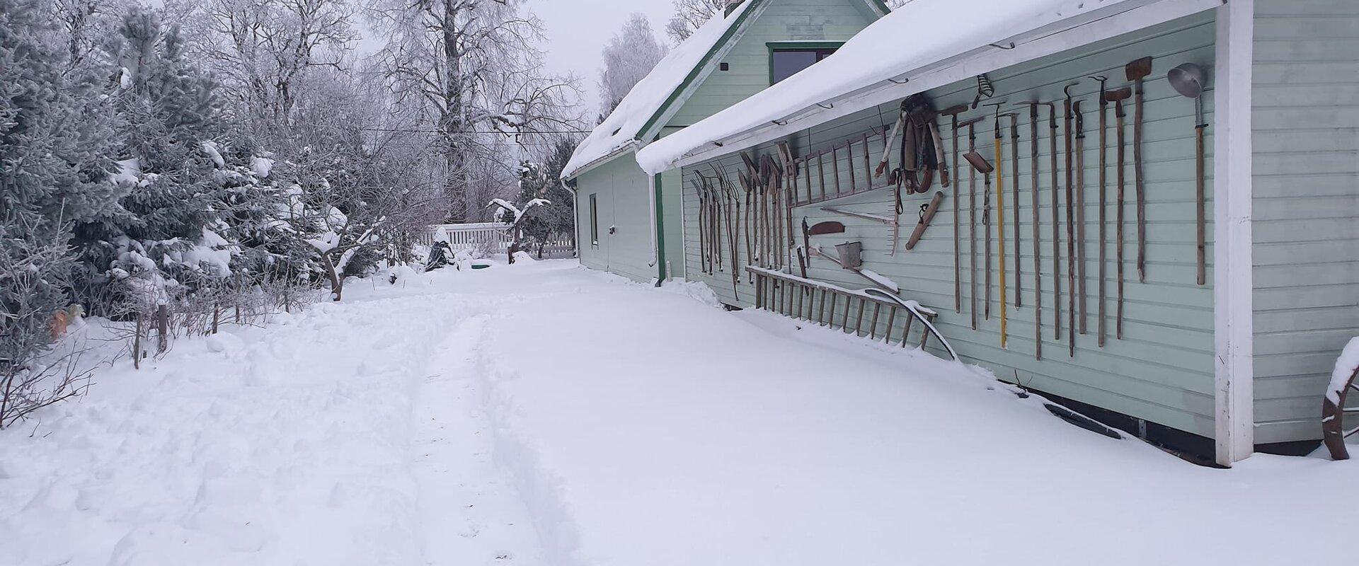 Kaevuri maja majahoov talvel