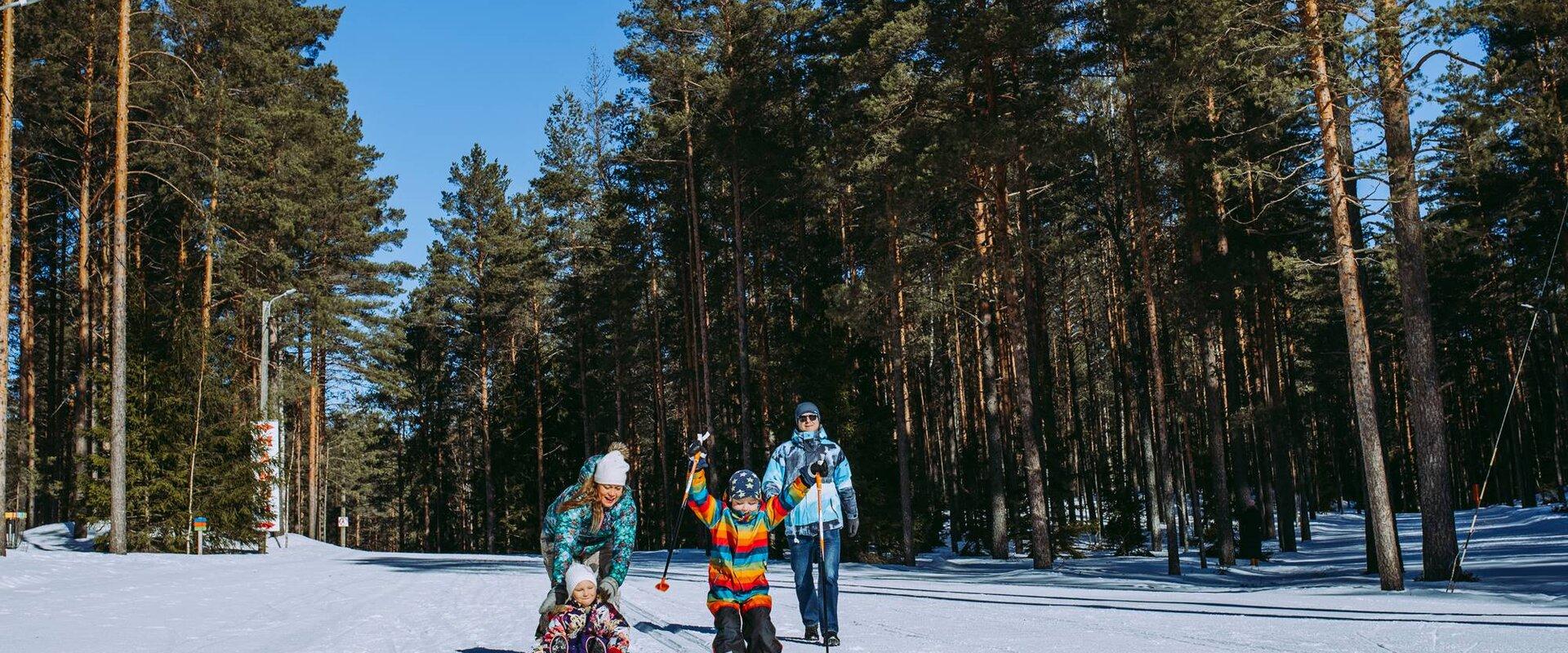 Alutaguse puhke ja spordikeskuses pere lustimas talvel suusaradadel