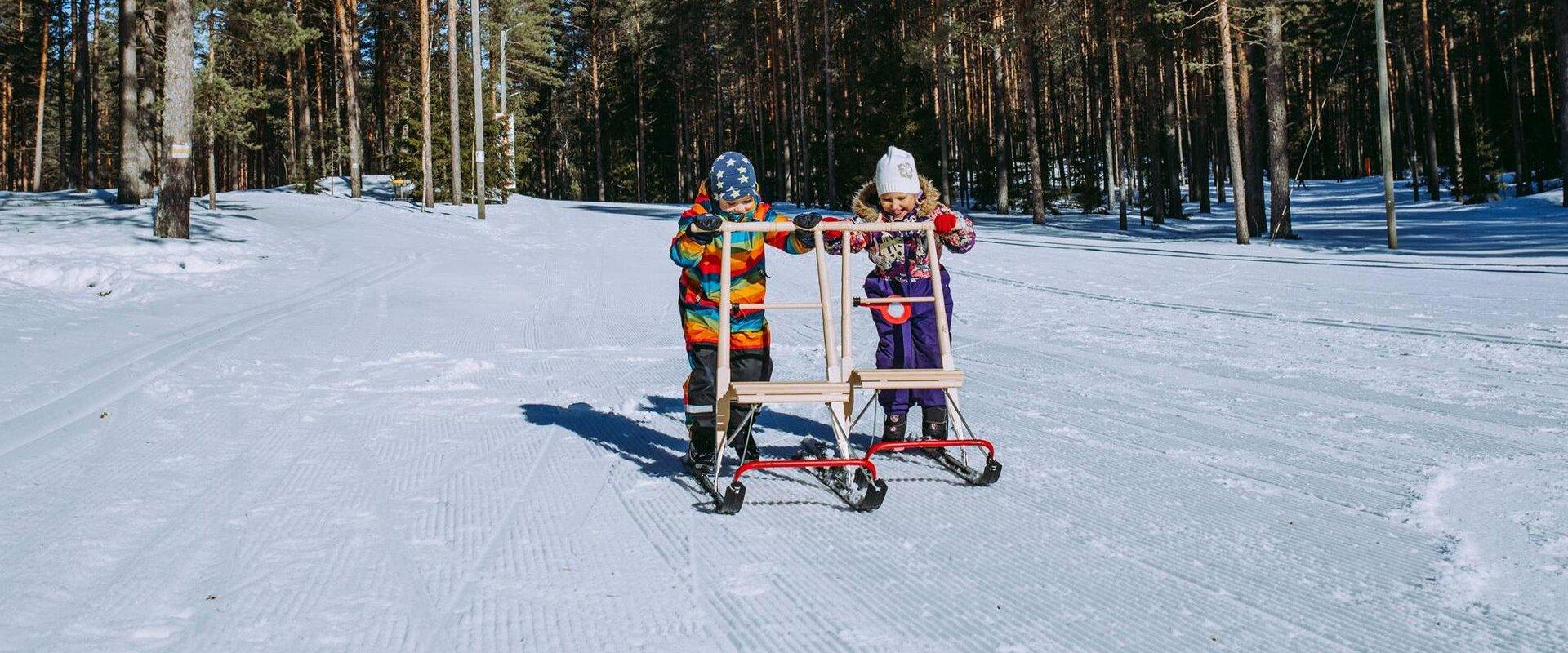 Alutaguse Puhke- ja Spordikeskuse suusaradadel lapsed tõukekelkudega