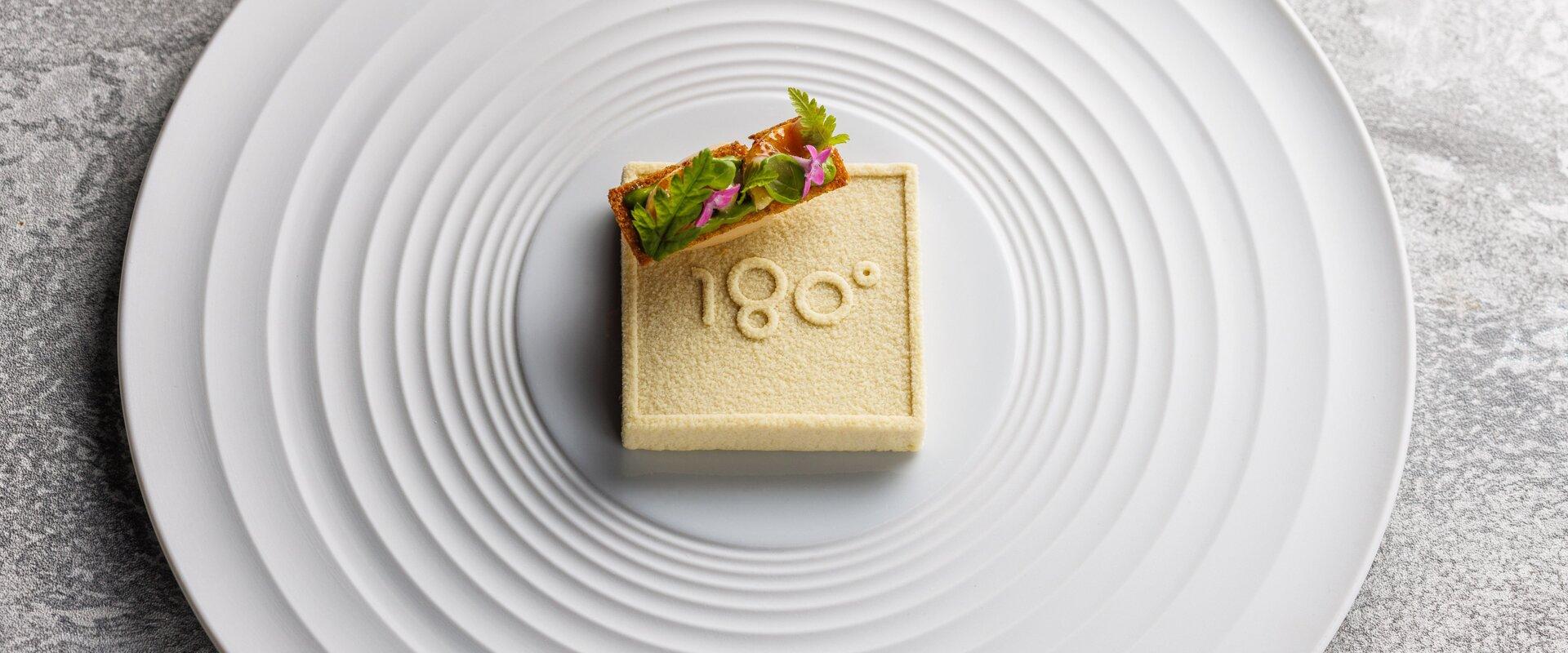 180° was created by the two Michelin star chef Matthias Diether and his dedicated crew. ‘The food we make must speak for itself. This means that the r
