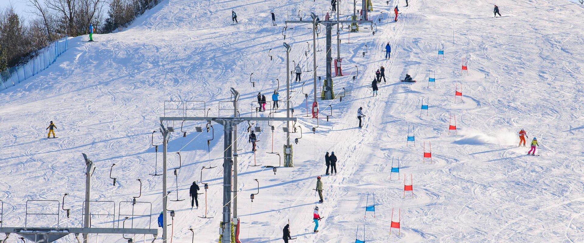 Skihänge des Abenteuerzentrums Kiviõli im Winter, Menschen im Skilift