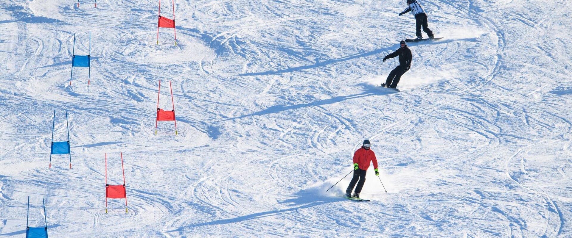 Skihänge des Abenteuerzentrums Kiviõli im Winter, Menschen beim Skifahren