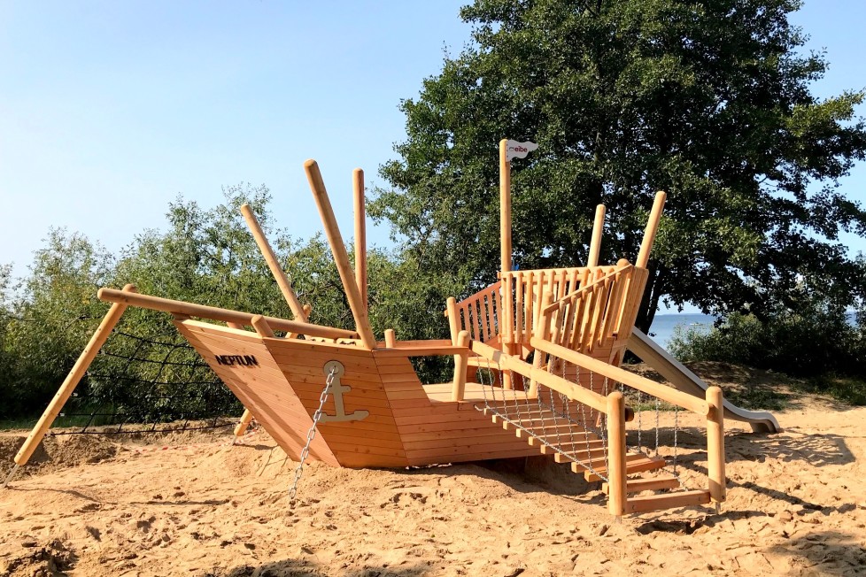 Play ship at the beach